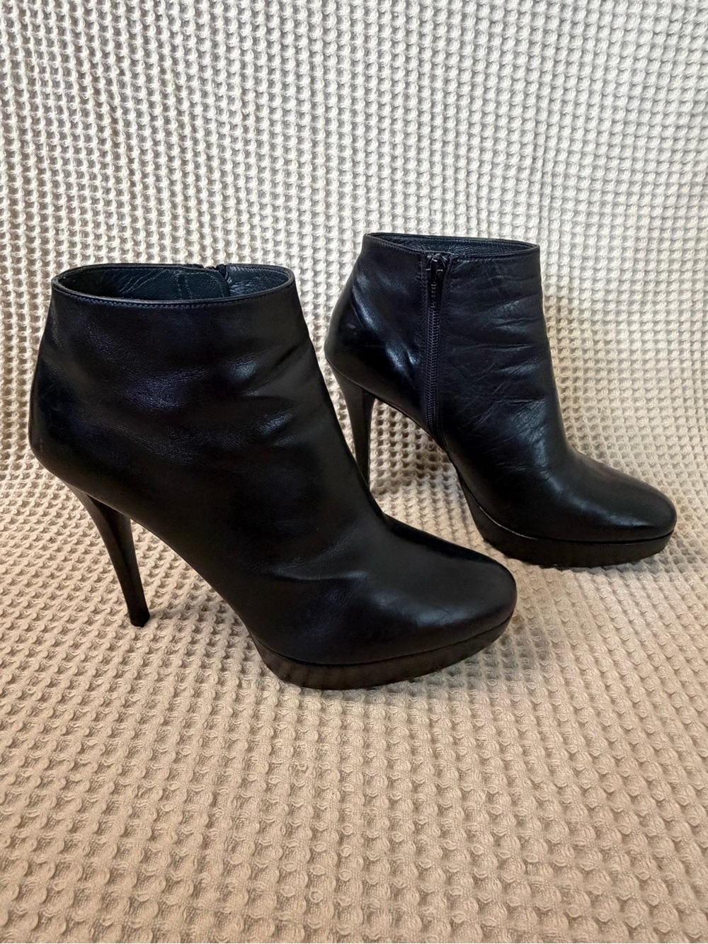 Stuart Weitzman Black Leather Platform Ankle Booties Size 9M y2k designer EUC